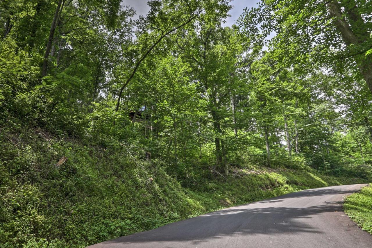 Вилла Gatlinburg Mountainside Escape With Deck And Hot Tub! Экстерьер фото